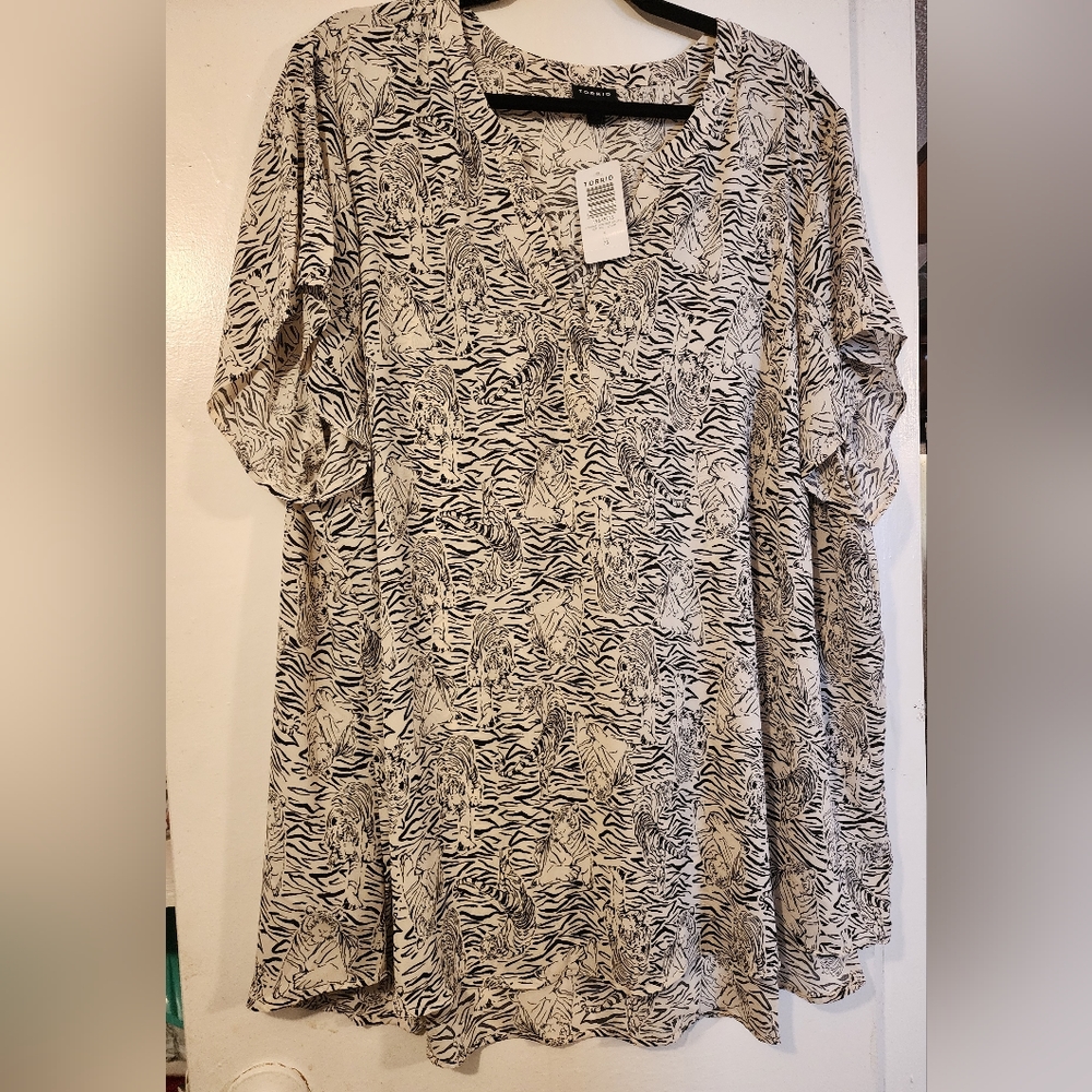 NWT Torrid Tiger Blouse Size 4 (26)